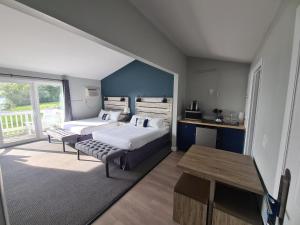 Postel nebo postele na pokoji v ubytování Smuggler's Cove Inn