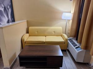 Posezení v ubytování Super 8 by Wyndham Weslaco