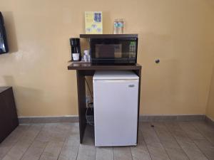 Kuchyň nebo kuchyňský kout v ubytování Super 8 by Wyndham Weslaco