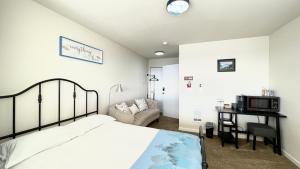 Gallery image of Double Room-Rainier View , 7mins to Dome in Tacoma
