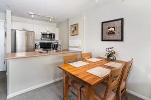 Φωτογραφία από το άλμπουμ του Town Plaza Suites by Golden Dreams σε Γουίσλερ