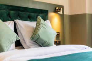 The Chapter Hotels - Finsbury Park客房内的一张或多张床位