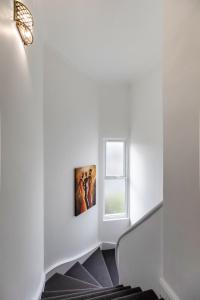 伦敦The Chapter Hotels - Finsbury Park的楼梯,窗户和墙上的画