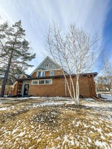 a house with a tree in front of it at MY PLACE! Luxury 2 Bed with piano! in Willmar +60 photos