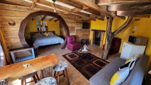 een slaapkamer en een woonkamer in een huisje bij Cabañas Quetalmahue in Ancud