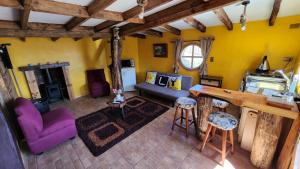 een woonkamer met gele muren bij Cabañas Quetalmahue in Ancud