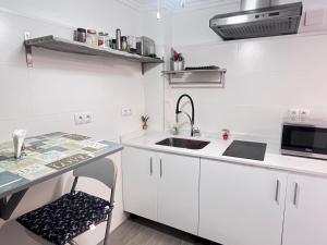 Kuchyň nebo kuchyňský kout v ubytování Gypsy Budget Room Shared Flat