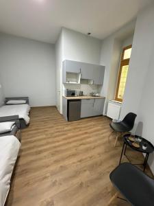 ベルリンにあるBerlin City 101のソファとテーブルのあるリビングルーム