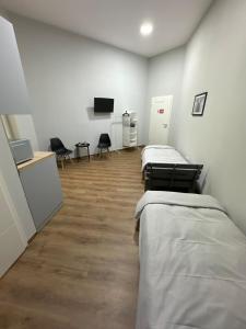 ベルリンにあるBerlin City 101の病室にはベッド3台とテレビが備わります。