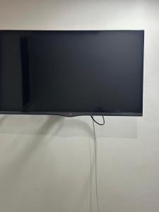 a flat screen tv hanging on a wall at Casa con tres dormitorios y garaje in Montería