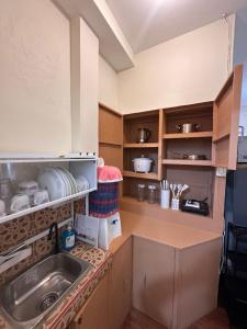 BaclayonにあるThe RM Homestayのシンクとカウンタートップのあるキッチン +5枚の写真