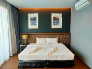 een slaapkamer met een bed met twee handdoeken erop bij villa kamala regent 2 bedrooms in Kamala Beach +33 foto's