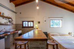 eine Küche mit einer großen Holzinsel in einem Zimmer in der Unterkunft Grace in Villa General Belgrano