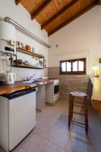 eine Küche mit weißen Geräten und einer Arbeitsplatte in der Unterkunft Grace in Villa General Belgrano