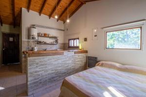 Zimmer mit einer Küche und einem Bett in einem Zimmer in der Unterkunft Grace in Villa General Belgrano + 5 Fotos