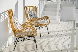 zwei Korbstühle auf einer Veranda in der Unterkunft Blanc 1 in Crescent Head