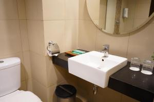 Vannituba majutusasutuses Lorin Syariah Hotel Sentul