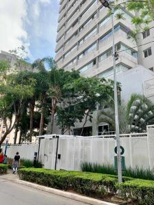 圣保罗Studio prox Av Paulista, Shop Frei Caneca, Sírio Libanes, Bela Vista e Consolacao的一座高楼前的白色围栏 更多20张照片