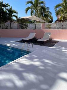 Πισίνα στο ή κοντά στο Seabreeze - 2-Bedroom Apartment Private Oasis in Frigate Bay