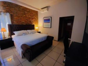 Postel nebo postele na pokoji v ubytování Hotel El Campanario