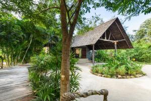 Zahrada ubytování The Royal Sands Koh Rong