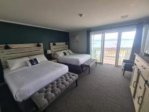 Postel nebo postele na pokoji v ubytování Smuggler's Cove Inn
