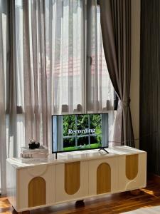 TV a/nebo společenská místnost v ubytování CEVA Hotel & Apartment Danang
