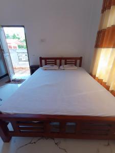 WeerawilaLakeside Heaven的有窗户的房间里有一张大床