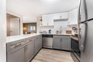 Dapur atau dapur kecil di Oak Park Downtown King Bed Rooftop Fitness Center Top Flr City View +21 gambar