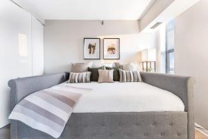 Katil atau katil-katil dalam bilik di Oak Park Downtown King Bed Rooftop Fitness Center Top Flr City View