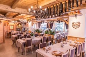 Restaurace v ubytování Hôtel L'Ensoleillé