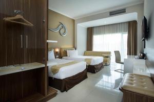 Llit o llits en una habitació de Lorin Sentul Hotel