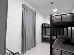 Postel nebo postele na pokoji v ubytování Senai 14pax The Joyous Home Pooltable nr Airport JPO by Ourstay