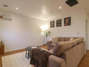 una sala de estar con un sofá y una mesa en Hub House, en Hastings