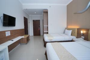 Llit o llits en una habitació de Lorin Sentul Hotel