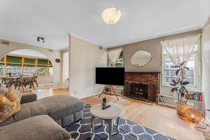 Una sala de estar con un sofá y una chimenea. en Family Treasure near Chadstone and Monash Uni, en Oakleigh South
