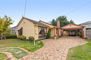una casa con una entrada de ladrillo delante de ella en Family Treasure near Chadstone and Monash Uni, en Oakleigh South