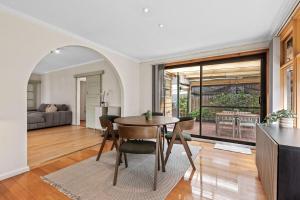 Una cocina y una sala de estar con mesa y sillas. en Family Treasure near Chadstone and Monash Uni, en Oakleigh South 7 fotos más