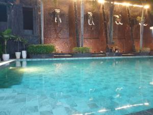 Der Swimmingpool an oder in der Nähe von Aristocrat Residence & Hotel