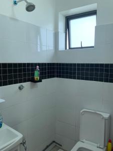 Et badeværelse på Mombasa Apartments