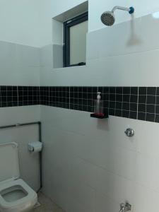 Et badeværelse på Mombasa Apartments