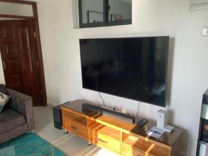 Et tv og/eller underholdning på Mombasa Apartments