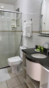 ナタールにあるYacht villageのトイレと洗面台を備えた白いバスルーム