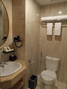 Koupelna v ubytování Hotel Chanti Managed by TENTREM Hotel Management Indonesia