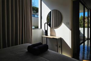 a bedroom with a bed and a mirror on the wall at Close to Light Rail UNSW Centennial Park Beach Free Parking in Sydney +27 photos