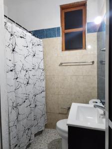 Bilik mandi di Huitzilin Hostal