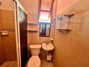 Bilik mandi di Huitzilin Hostal