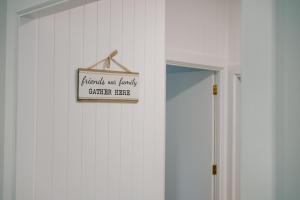 Gallery image of Stanley House -Lakeside Luxury for 10 Perfect for Wedding Groups and Guests in Booroobin