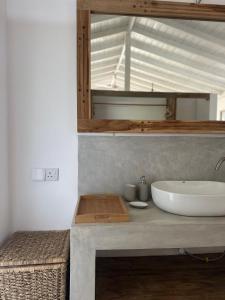 un bagno con lavandino e specchio di Palm Beach Kamburugamuwa a Kamburugamuwa