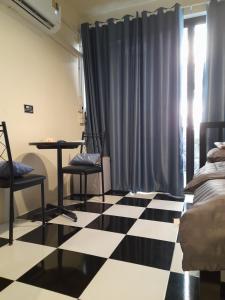 Noir Cafe And Hostel Chinatown Bangkok的休息区